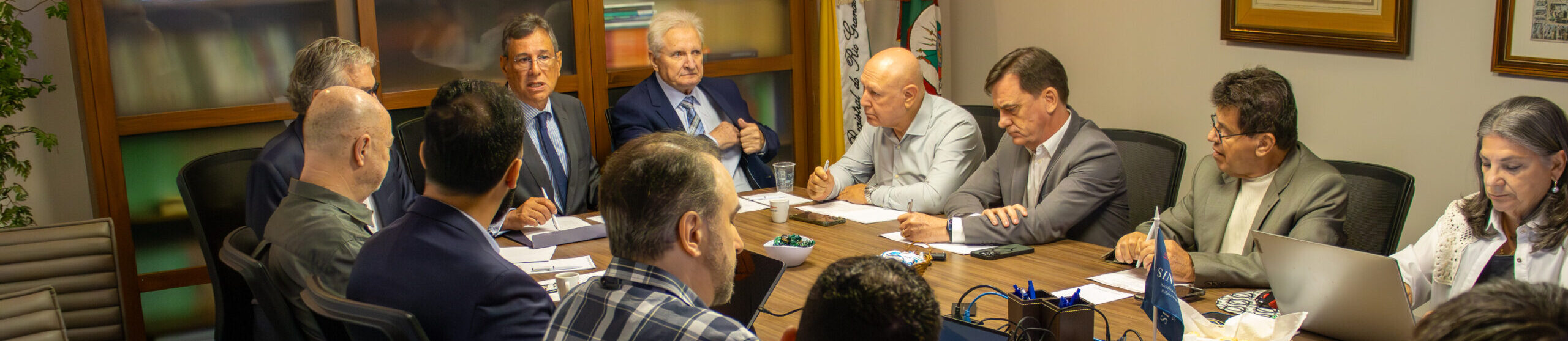 Colegas de equipe sorrindo em uma sala de reunião.